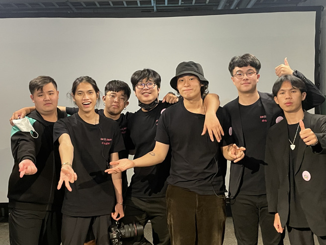 器材组同学慕后默默付出，负责展场灯光、音控、影片播放等设备，成就展演活动顺利进行。(戴志扬翻摄)