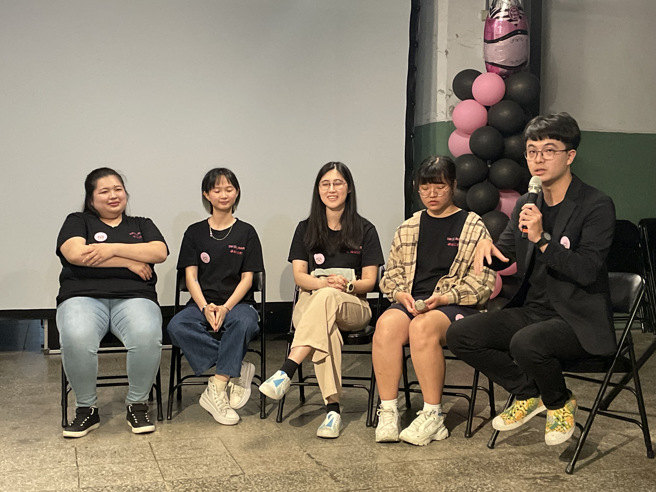 学分享访谈中与受访者幽默生动对话，让听眾在轻松活泼气氛下产生共鸣。