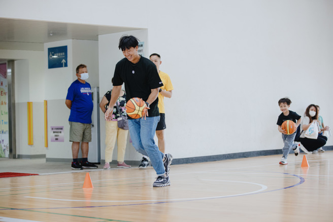 中華職棒球員林立一同體驗籃球闖關。（展望運動提供）