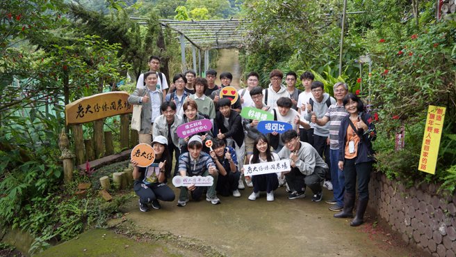 清大识教育中心张继莹老师，针对人文民俗、地方风情客制周末课程，让学生透过体验模式，进行SWOT分析提出改善或创新方案。(戴志扬翻摄)