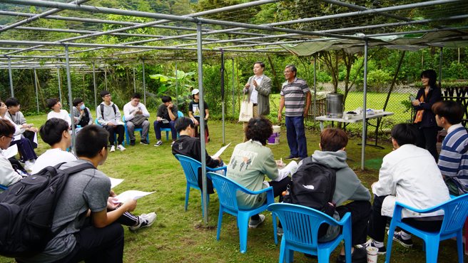 清大识教育中心张继莹老师，针对人文民俗、地方风情客制周末课程，让学生透过体验模式，进行SWOT分析提出改善或创新方案。(戴志扬翻摄)