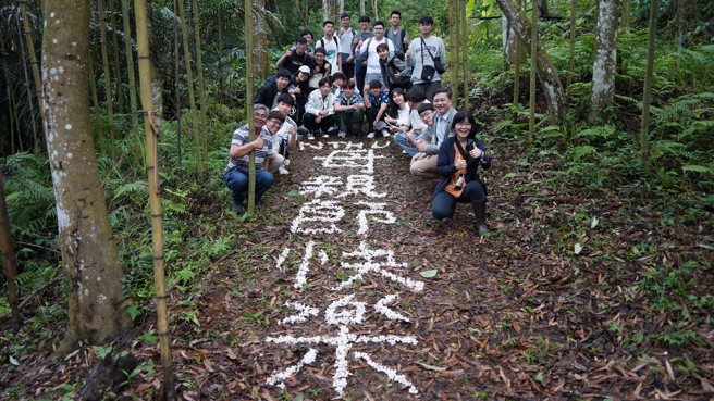 学生们用桐花排出「母亲节快乐」，祝福劳苦功高的母亲们佳节快乐。