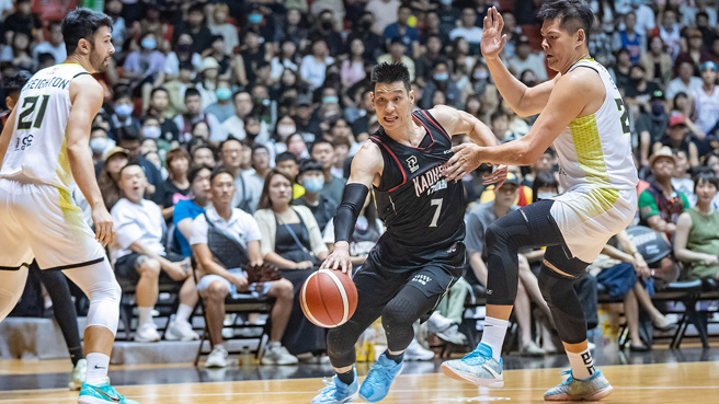 林书豪（右2）赛后受访谈及下季动向时表示，无法保证明年还会再打球。(图／PLG提供)