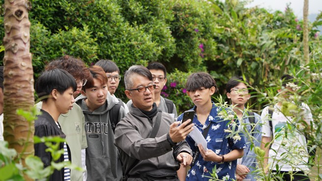 学生协助推广STEAM教育不只是在教室内学习，更可以在户外学习。(戴志扬翻摄)