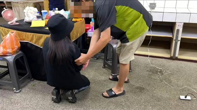 肇事孕妇现身灵堂下跪，余父不愿她怀孕受影响，要她起身祭拜就好。（读者提供／程炳璋台南传真）