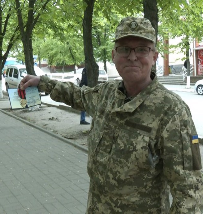 「爷爷」展示他获得的勇猛勋章。(图/乌克兰国土防卫军)