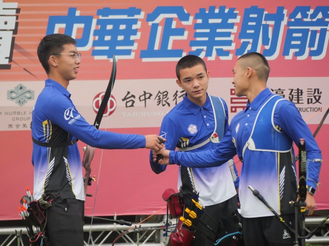 张译中（左）在男团赛带领学弟。(中华企业射箭联赛提供)