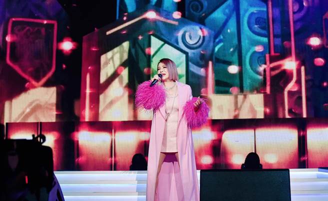 叶瑷菱14日在高雄流行音乐中心开唱，身穿一袭粉红色洋装。（高流提供）