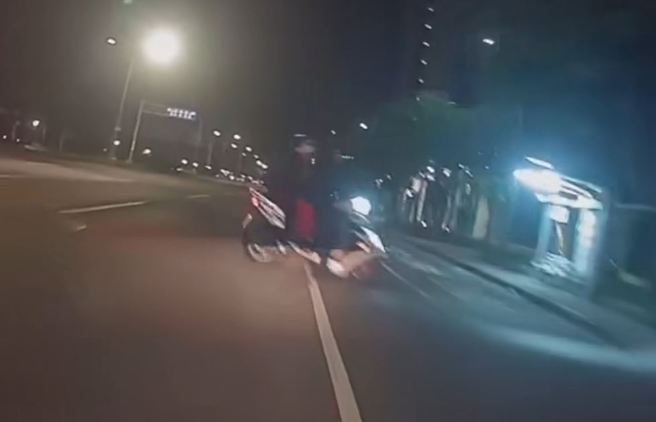 騎士直行突遇前方雙載機車「煞停橫擺」，騎士閃不過連人帶車慘摔噴飛。（翻攝自臉書爆料公社）