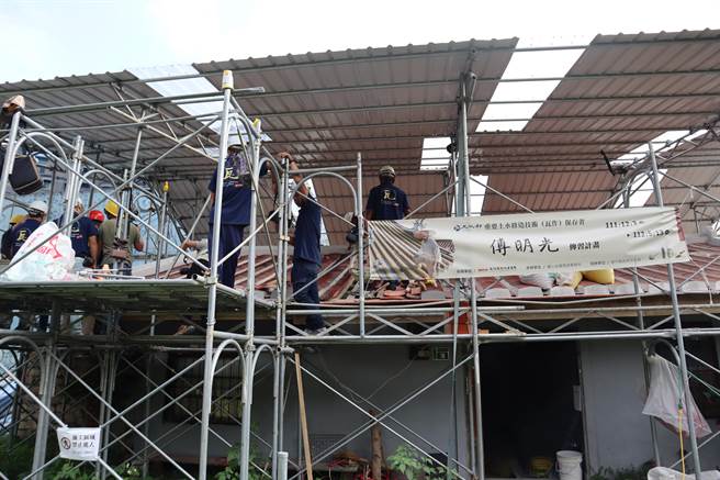 国宝级瓦作匠师傅明光透过手把手教学，为期半年的传习计画近日结业。（邱立雅摄）