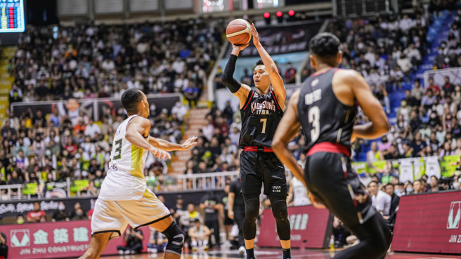 林书豪（持球者）在比赛中途却意外因伤退场。(图／高雄17直播钢铁人提供)