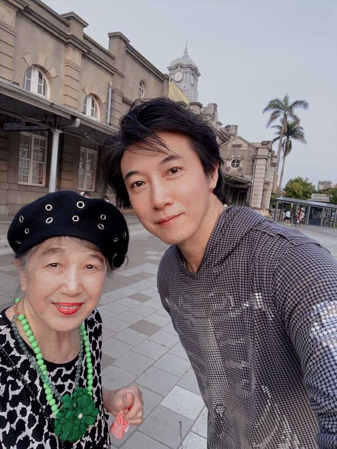 知名艺人陈鸿趁母亲节带着妈妈到新竹百年歷史地标新车站附近游玩，不料母亲却被「凸起红线」绊倒，疼痛不已。（翻摄自陈鸿脸书）