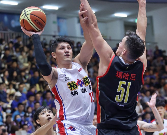 周士渊(左)一手推开玛哈尼防守，一手准备抛投。(中华篮协提供)