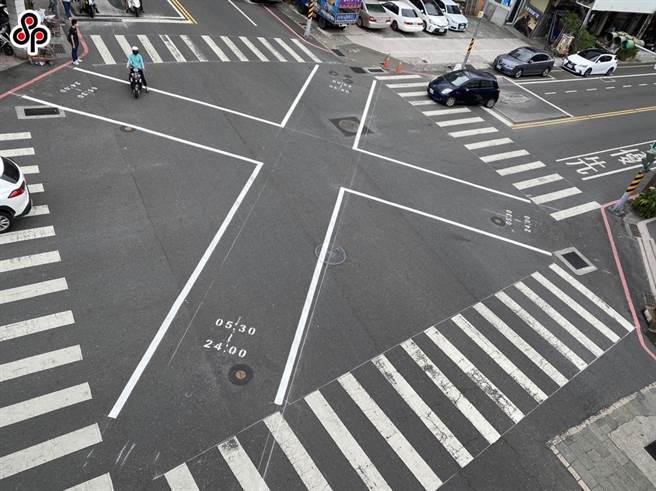 台南市政府交通局预计6月底前于旧城区完成15处行人专用时相路口设置，图为12日已率先启用的民权路与永福路口。（台南市交通局提供／曹婷婷台南传真）