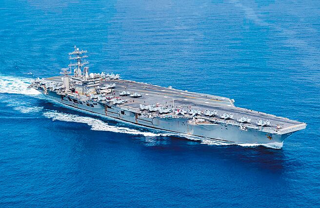 G7期间停靠在日本港口的美国海军「尼米兹号」、「雷根号」航空母舰，23日上午同时出港。（摘自尼米兹号脸书）