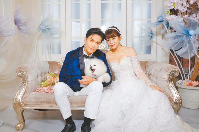 Gino（左）和林萱瑜为戏拍婚纱照。（三立提供）