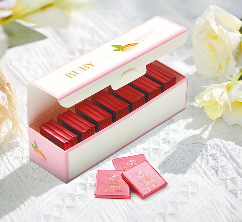 比利時巧克力品牌GODIVA推新口味片裝巧克力-紅寶石巧克力（見圖），31日前於專門店買片裝巧克力系列禮盒任3盒，可免費換片裝巧克力禮盒9片裝。（GODIVA提供）