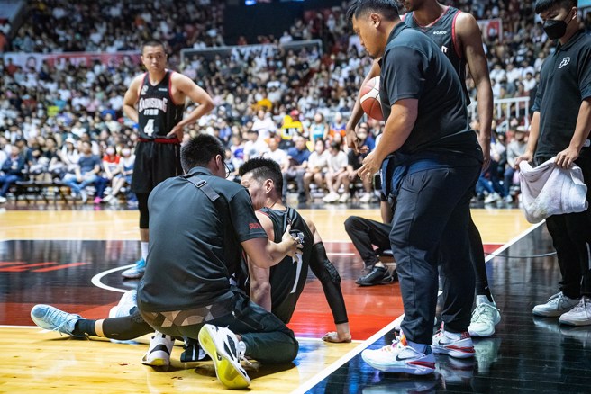 林书豪当时受伤倒地模样。(PLG提供)