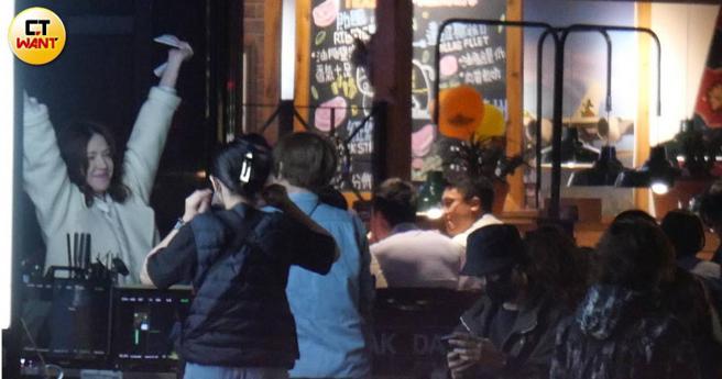 许玮宁上戏前先伸个懒腰。（图／本刊摄影组）