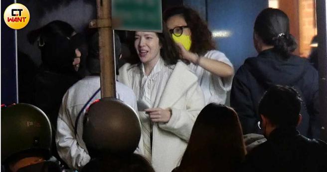 许玮宁一边弄头髮一边讲话，看得出心情很好。（图／本刊摄影组）