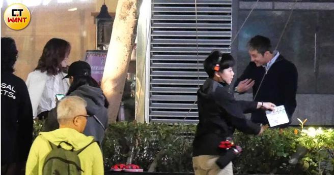 剧组在台北市民生社区街边拍摄，开放空间吸引路人围观，一度还有阿伯站在「摇滚区」看好戏。（图／本刊摄影组）
