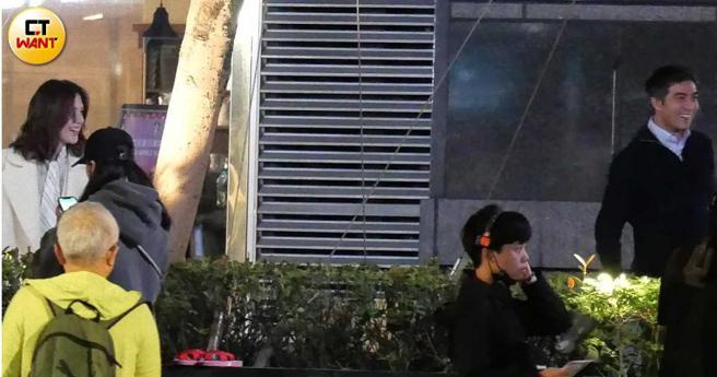  许玮宁跟贺军翔对戏，结果两人相视后，接连笑场，贺军翔一口雪白牙齿非常闪亮。（图／本刊摄影组）