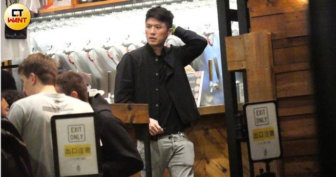 贺锡敬日前现身台北市信义区某知名百货精酿啤酒专卖店。（图／本刊摄影组）