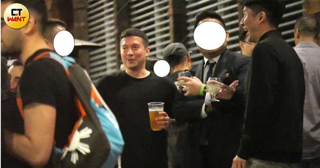 几个大男人喝了点酒之后，情绪也跟着嗨了。（图／本刊摄影组）