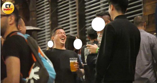 不知聊到什么话题，李仕凡与贺锡敬都大笑起来。（图／本刊摄影组）