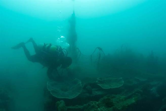 海底覆网名符其实的海底死亡长城，但潜水客单凭一己之力无法清除。（京太郎提供。许逸民／澎湖传真）
