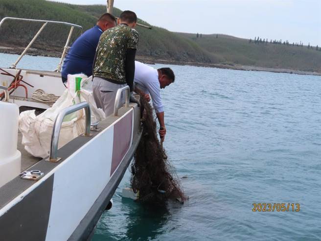 澎县府农渔局派人清除赤马这具海底覆网，足足有320公斤。（澎县府农渔局提供。许逸民／澎湖传真）