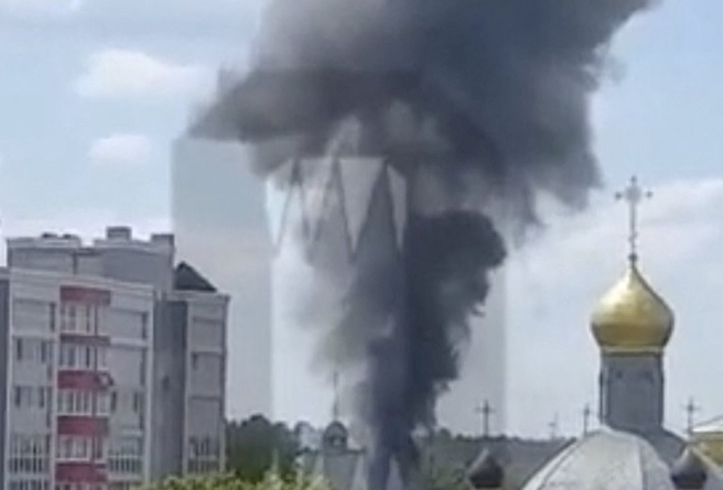 1架俄罗斯军用直升机13日坠落布扬斯克（Bryansk），冒出阵阵浓烟。（路透）