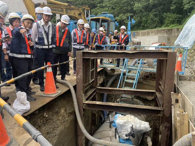 桃園39萬戶大停水，市長張善政今天一早前往三坑抽水站視察工程進度。(呂筱蟬攝)
