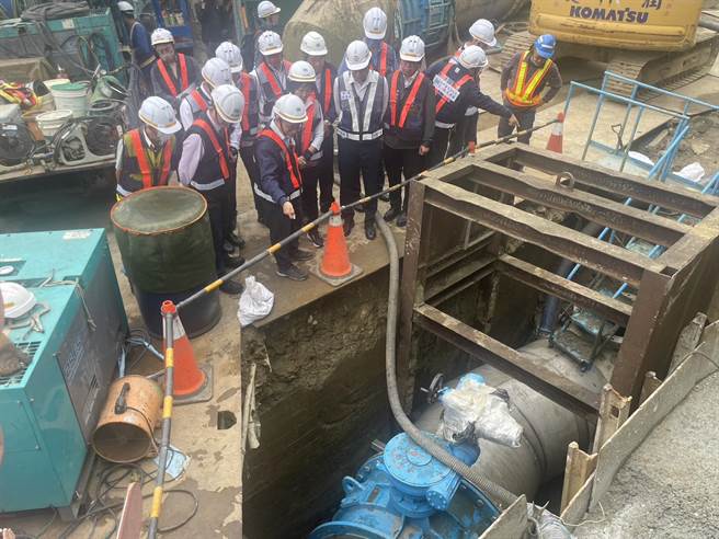 桃園39萬戶大停水，市長張善政今天一早前往三坑抽水站視察工程進度。(呂筱蟬攝)