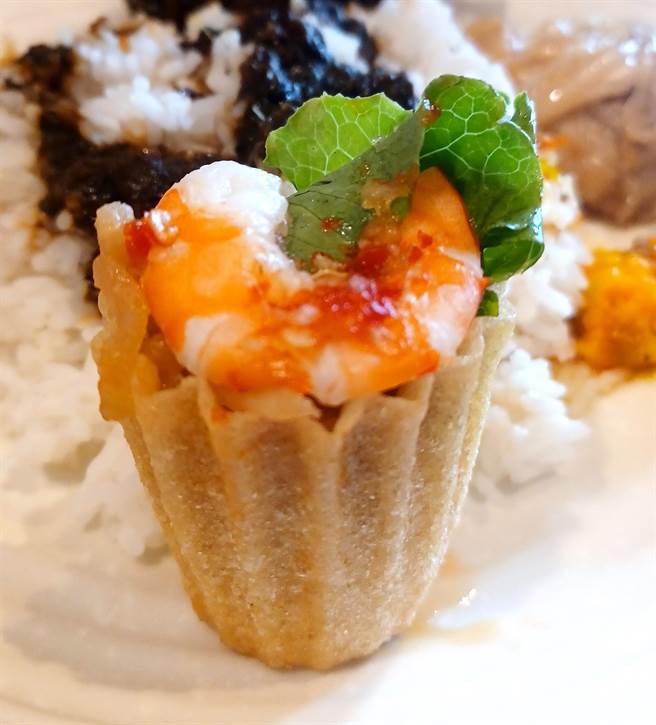 「花蓝饼」就像个花篮一样，酥脆的外壳装满萝卜丝、虾、甜酱、辣椒酱，酸甜香脆。(陈韵萍摄)