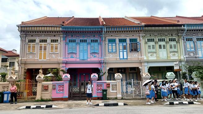 加东地区坤城路上的土生华人私宅用色缤纷，是新加坡打卡热区。(陈韵萍摄)
