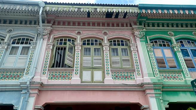 加东地区保留珍贵的土生华人文化，这些彩色房子被星国政府列为保护区，是重要的文化遗产。(陈韵萍摄)