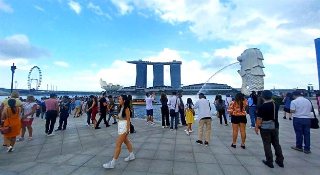 新加玻必拍的景点鱼尾狮公园周遭有不少沿着河畔而开的景观餐厅。(陈韵萍摄)