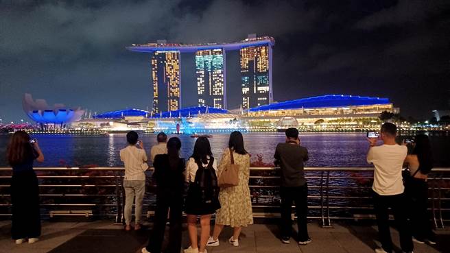 「Brewerkz Riverside Point」河畔餐厅，户外座位区夜晚可欣赏金沙酒店的水舞灯光秀。(陈韵萍摄)