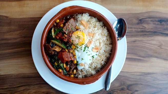 「Brewerkz Riverside Point」提供的西式餐点分量不小，建议多人分食。(陈韵萍摄)