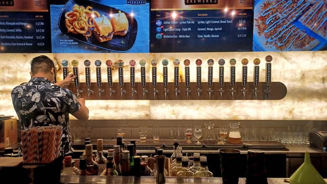 「Brewerkz Riverside Point」吧台内逾20款现榨生啤酒，品项丰富。(陈韵萍摄)