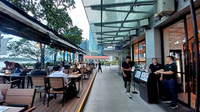 鱼尾狮公园有河景加持，可看到不少外籍人士，颇有欧美河岸城市的异国情调。(陈韵萍摄)