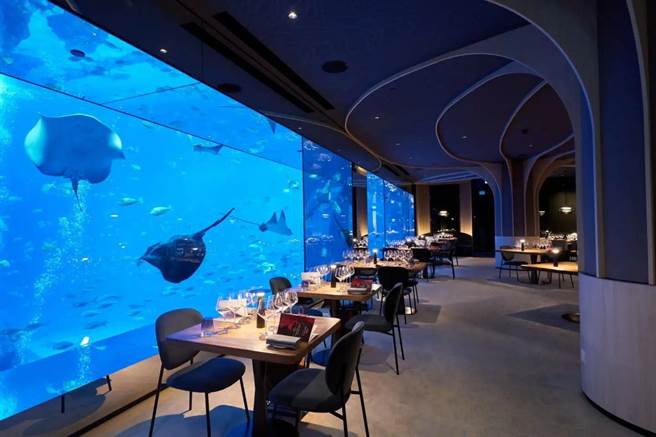 「海之味水族餐厅Ocean Restaurant」是东南亚首家水下餐厅。(Ocean Restaurant提供)
