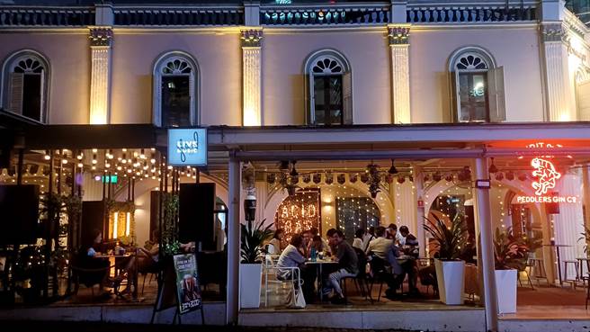 新加坡匯聚许多外籍人士，也因此各式特色酒吧林立。(陈韵萍摄)