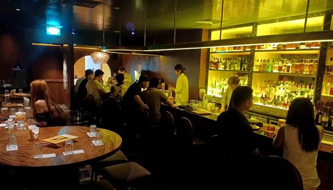 「Jigger＆Pony」昏暗的灯光和带点復古华丽的装潢，迷人的氛围令人未饮先醉。(陈韵萍摄)