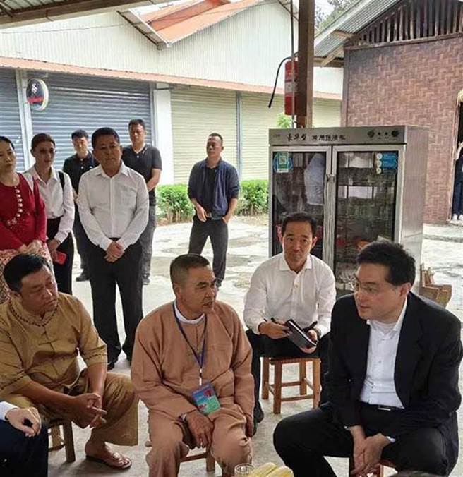 大陆外长秦刚（右一）日前在云南中缅边境调研，提及要严厉打击跨境犯罪。（图／大陆外交部）