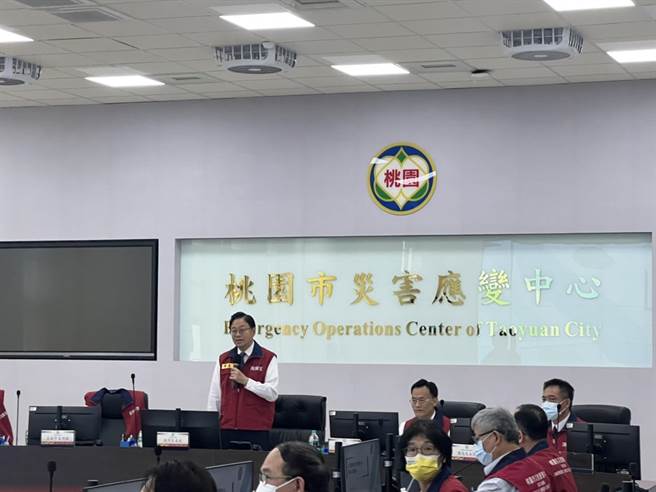 张善政主持桃园市大规模停水第1次应变会议。(蔡依珍摄)
