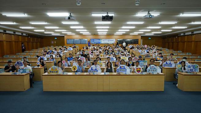 中一区「优学台中」学习成果博览会13日在静宜大学登场，13校发表学生及与会师长们合影。（清水高中提供）