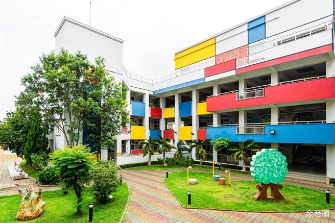 嘉义市精忠国小校舍是全台首座蒙德里安风格校舍。（嘉义市政府提供／廖素慧嘉市传真）