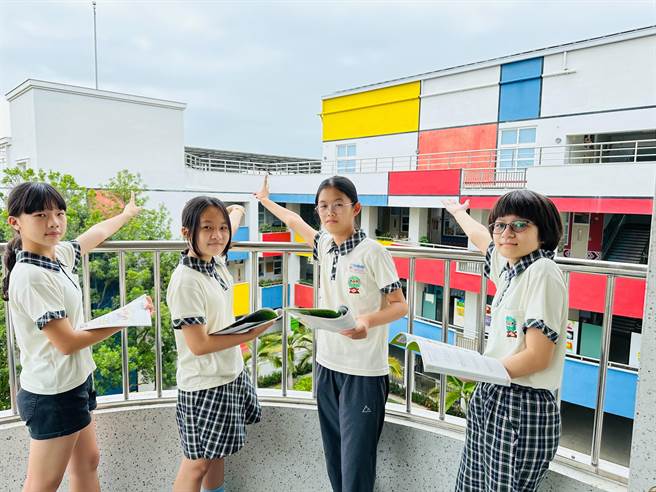 嘉义市精忠国小学生开心与校舍合影。（嘉义市政府提供／廖素慧嘉市传真）